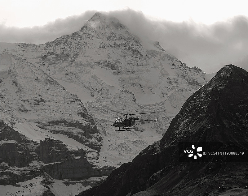 瑞士少女峰前的救援直升机，1991年图片素材