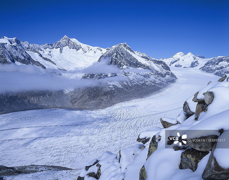 瑞士阿莱奇冰川，背景为僧侣峰和艾格峰图片素材