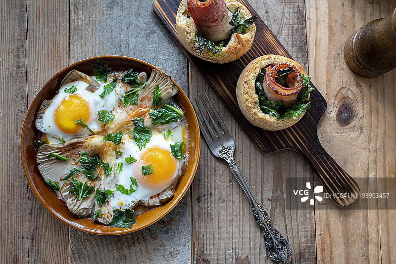 自制早餐：培根面包碗、烤鸡蛋和蘑菇图片素材