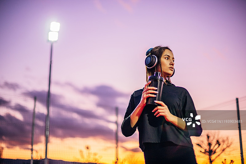 身穿运动服的年轻女人图片素材