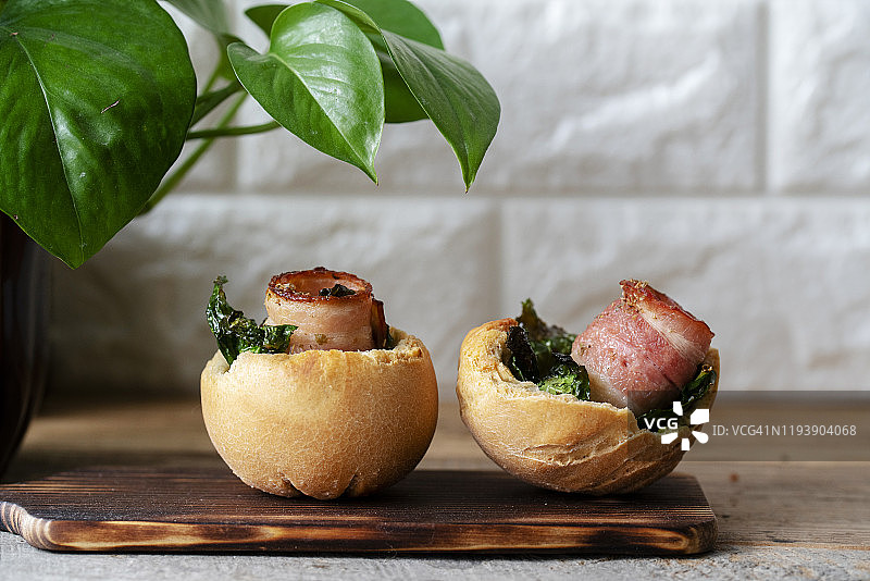 自制早餐：培根面包碗图片素材