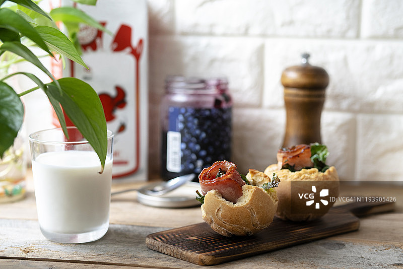 自制早餐：培根面包碗图片素材