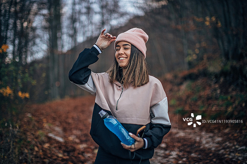 穿着运动服的快乐年轻女人图片素材