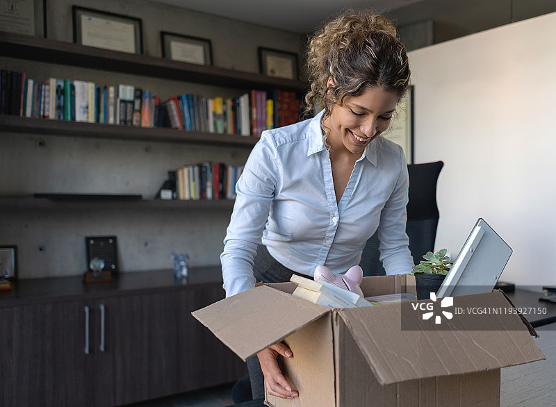 女人辞职并在办公室打包个人物品图片素材