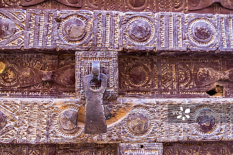 带闩锁的旧木头特写图片素材