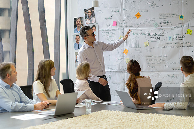 男人在办公室会议上展示商业计划图片素材