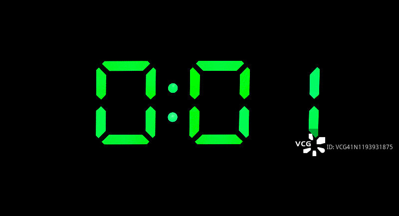 显示时间 0:01 的真实绿色 LED 数字时钟图片素材