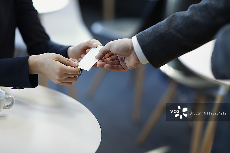 商务人士交换名片图片素材
