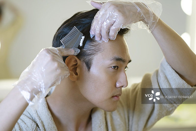 青年男子在家染发图片素材