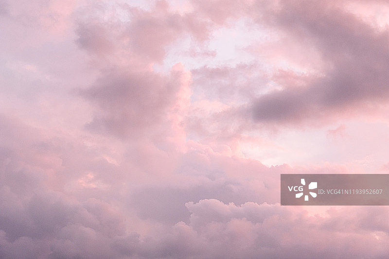 日落时分，自由天空中的白色、粉色和灰色积云，特写。雨前的阴天。图片素材