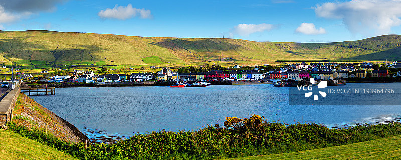 爱尔兰西部瓦伦西亚岛眺望斯凯利格环的彩色房屋图片素材