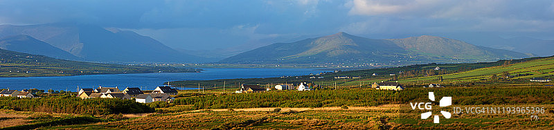 爱尔兰西部斯凯利格环线上Portmagee的零星农舍全景，风雨交加的春夜图片素材