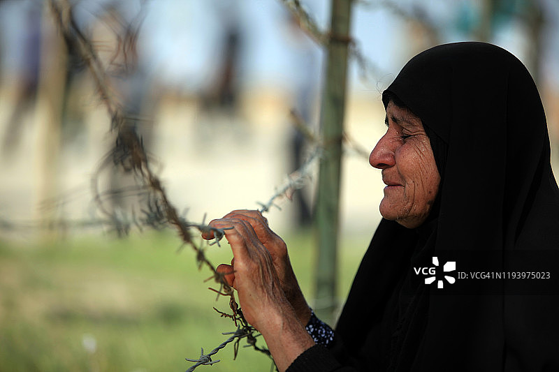 为烈士哭泣的伊朗穆斯林老妇图片素材