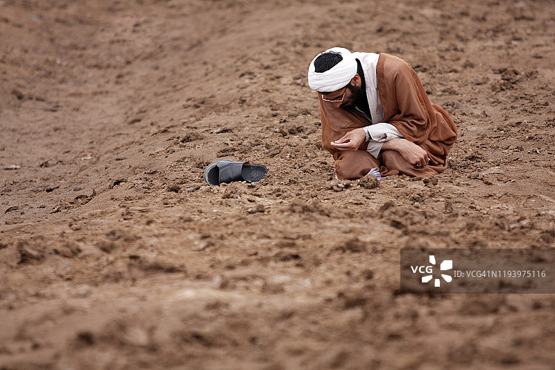 在户外祈祷的年轻伊玛目图片素材