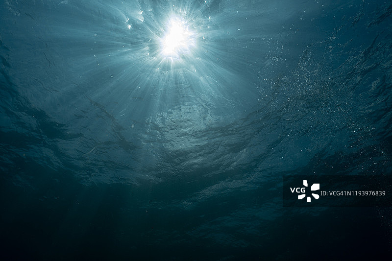 阳光穿透海洋图片素材