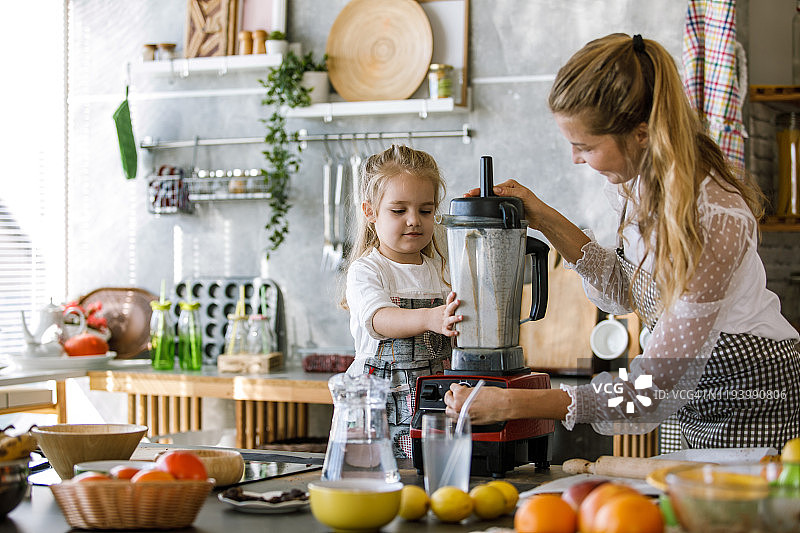 小女孩和妈妈一起制作榛子奶图片素材