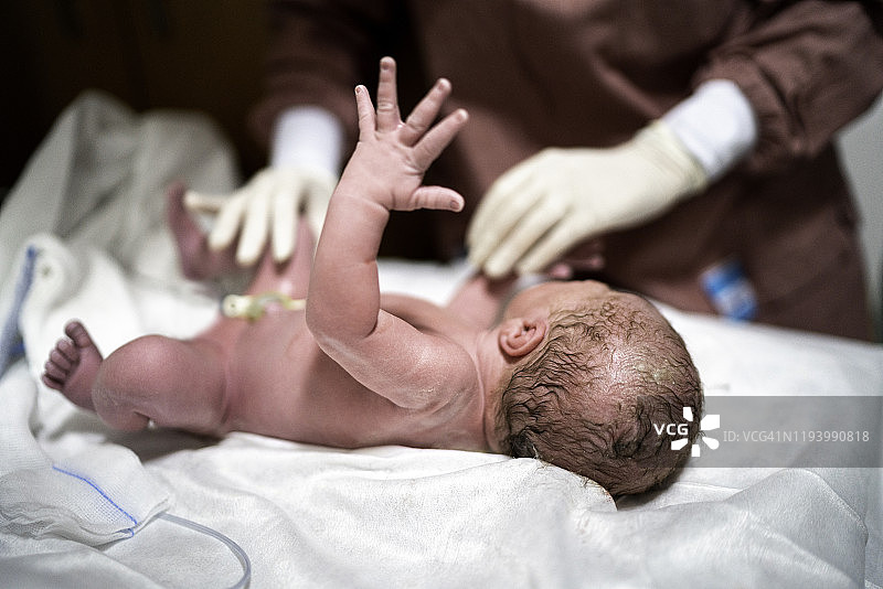 护士在医院检查新生儿图片素材
