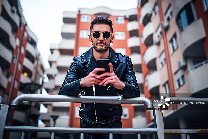 男子用手机发短信图片素材