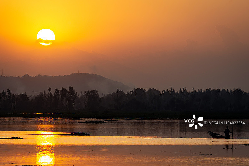 印度克什米尔达尔湖日落的壮丽景色图片素材