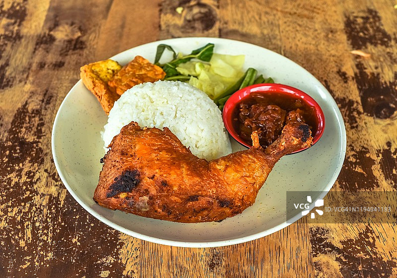 马来西亚沙捞越诗巫的Nasi Ayam Penyet俯视图图片素材