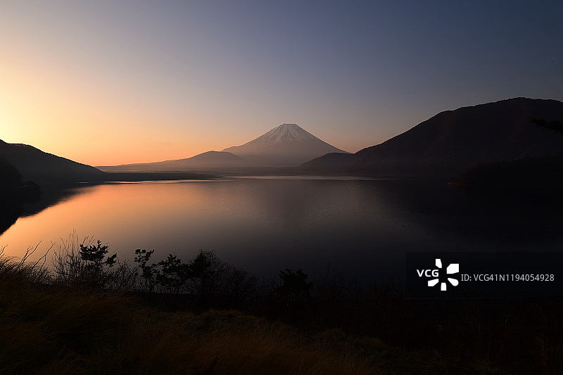 本栖湖与富士山，位于日本山梨县南部图片素材