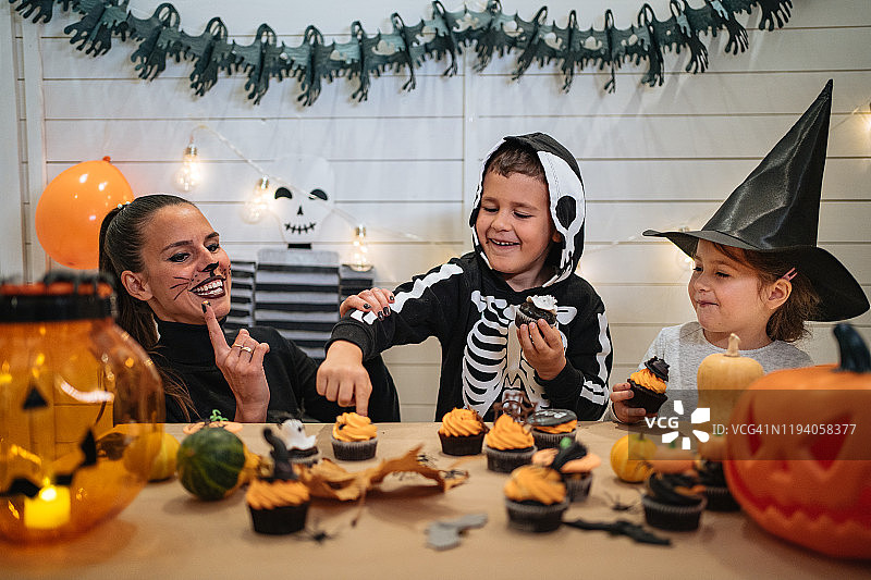 万圣节之夜嬉戏的家庭图片素材