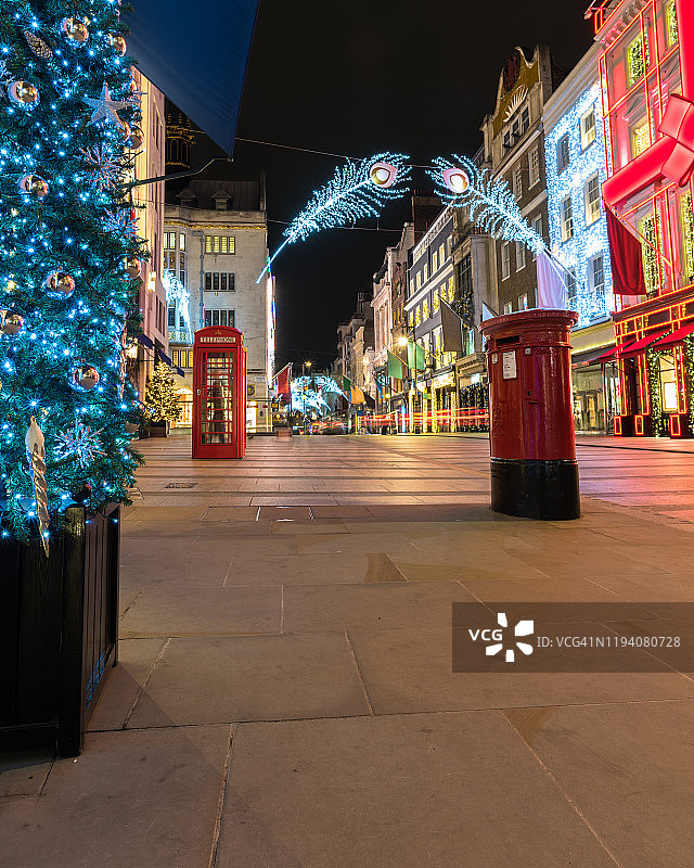英国伦敦新邦德街红色电话亭圣诞节图片素材