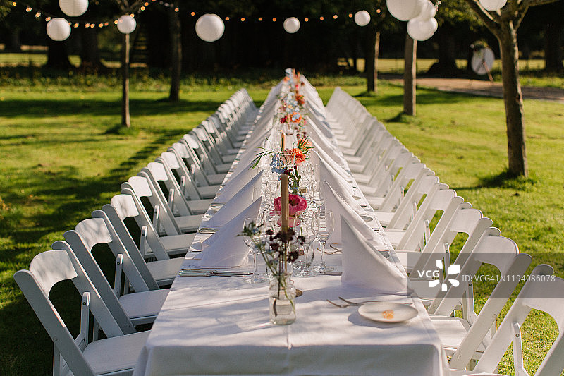 户外宴会餐桌布置图片素材
