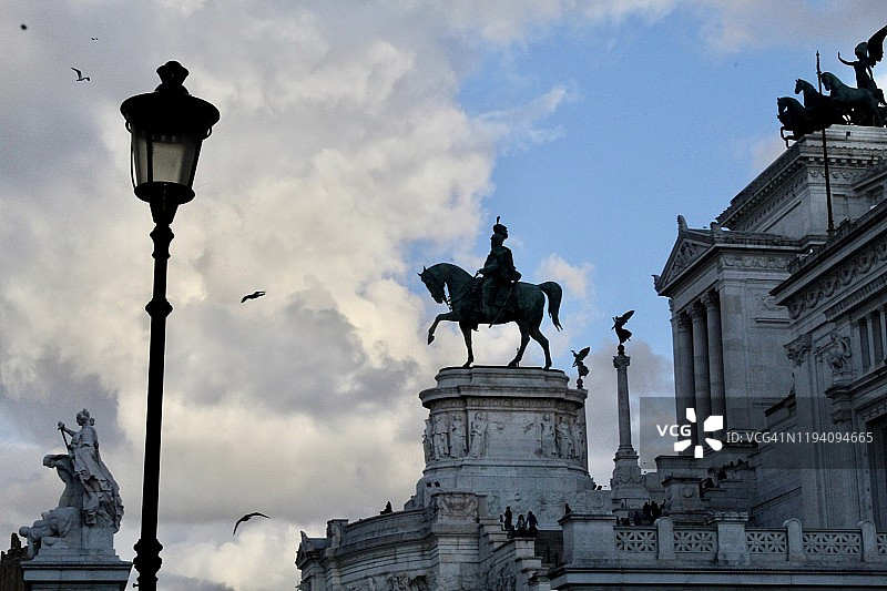 威尼斯广场中心雕像的侧视图图片素材