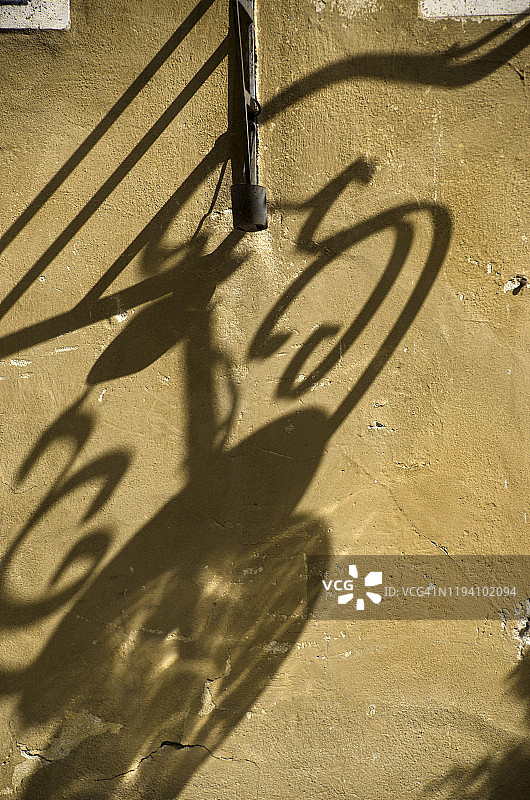 意大利墙上的灯影图片素材