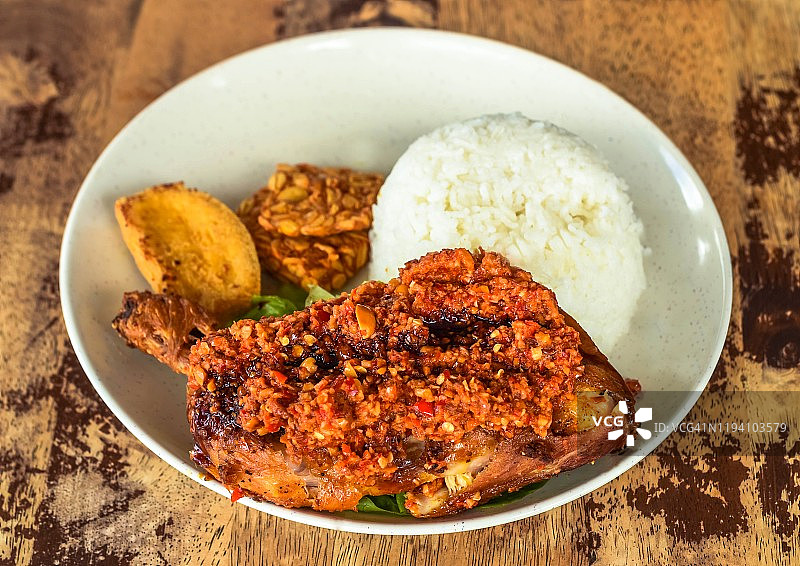 香辣叁巴酱炸鸡肉盘高角度照片图片素材