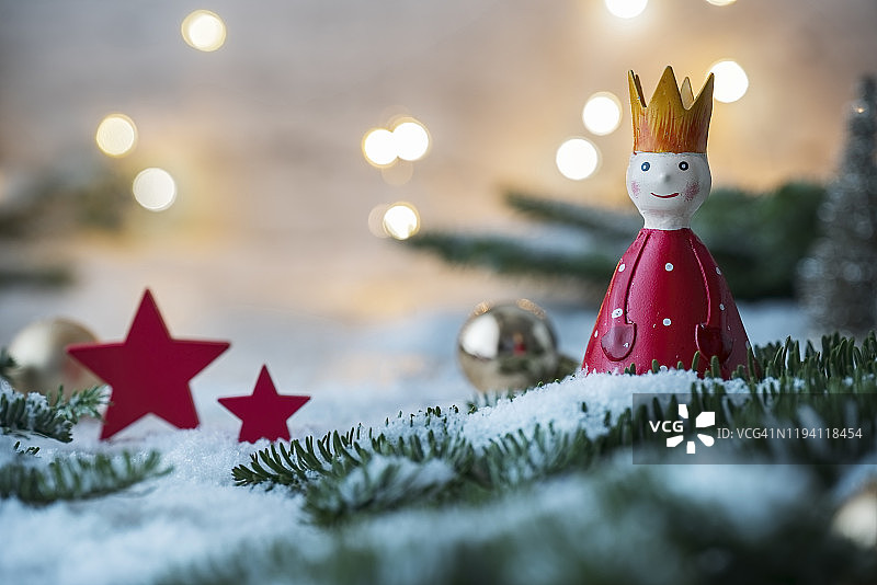 雪景中的圣诞装饰与小彩灯图片素材