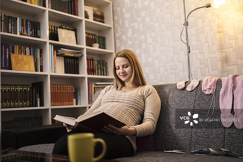 孕妇在家放松图片素材