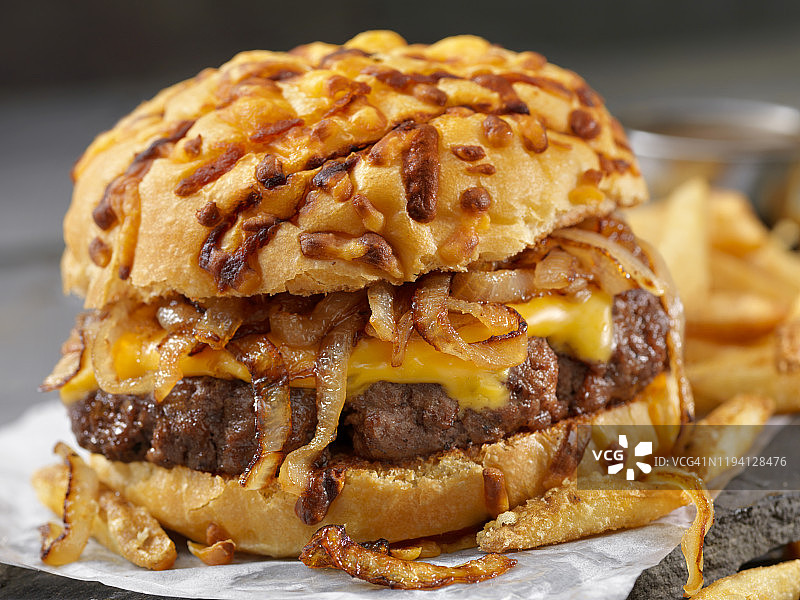 炸洋葱吉士汉堡配薯条和肉汁图片素材