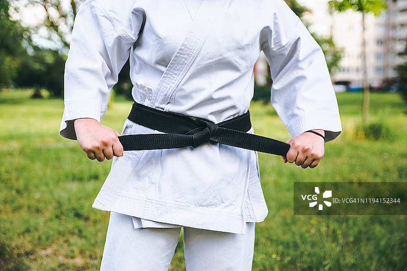 女拳击手束紧空手道腰带图片素材