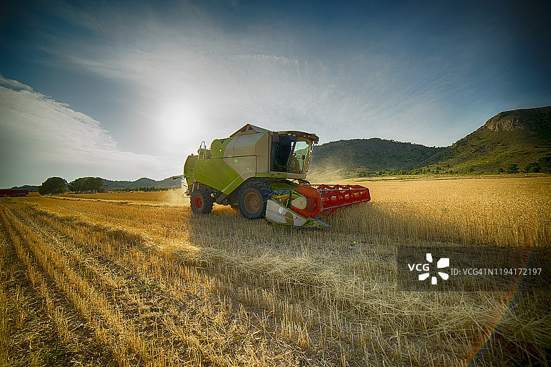 联合收割机正面视角图片素材