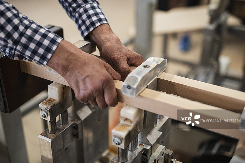 木匠在家具厂工作图片素材