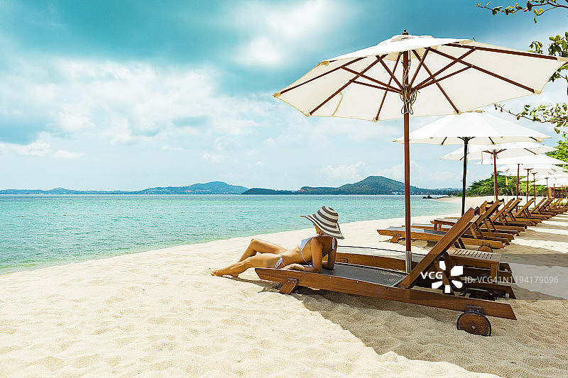 坐在沙滩椅上的女人图片素材
