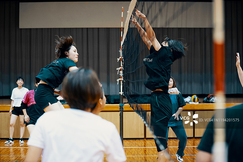 在社区联赛中一起打排球的各年龄段妇女图片素材