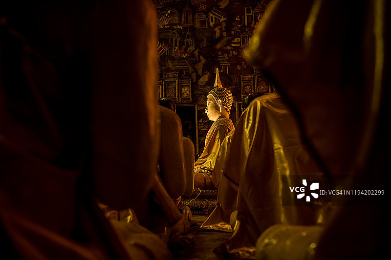 曼谷Wat Suthat主殿的佛教僧侣雕像图片素材