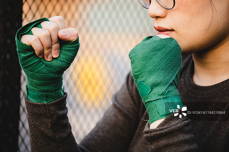 在户外练习综合格斗的亚洲女性图片素材