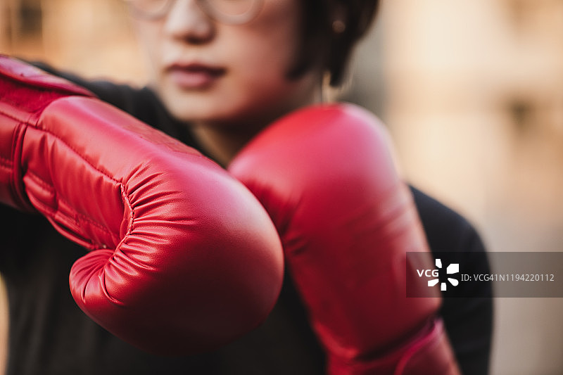 在户外练习综合格斗的亚洲女性图片素材