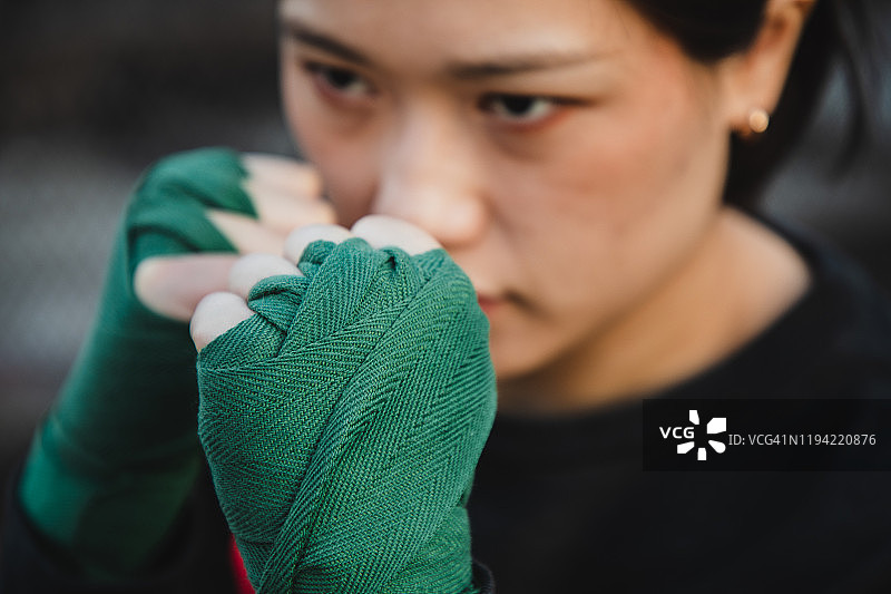 在户外练习综合格斗的亚洲女性图片素材