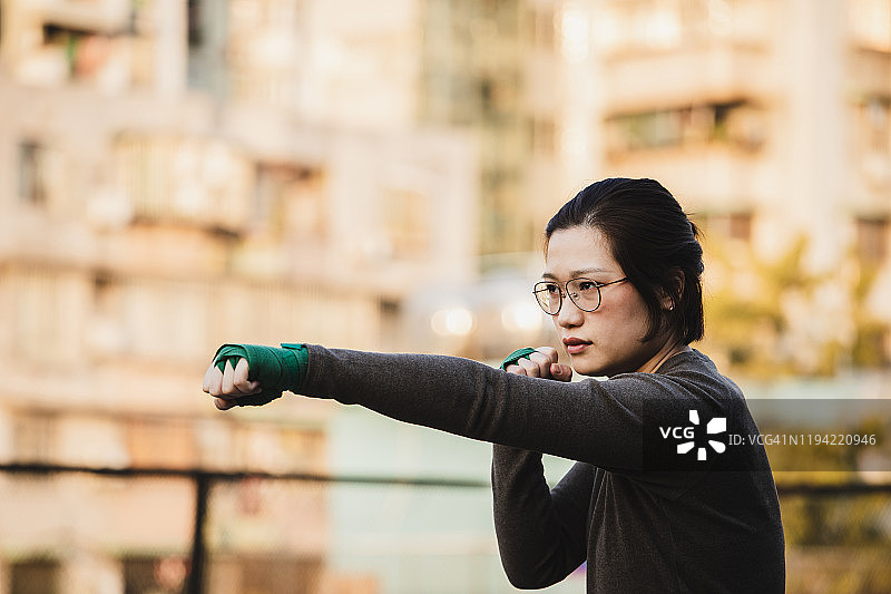 在户外练习综合格斗的亚洲女性图片素材