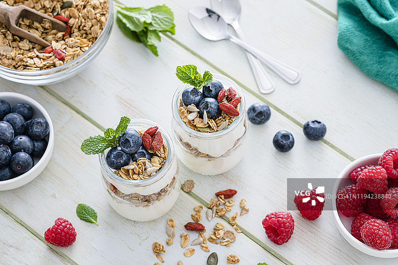健康食品：早餐桌上自制酸奶配格兰诺拉麦片图片素材