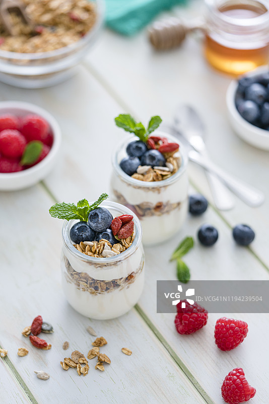 健康食品：早餐桌上自制酸奶配格兰诺拉麦片图片素材