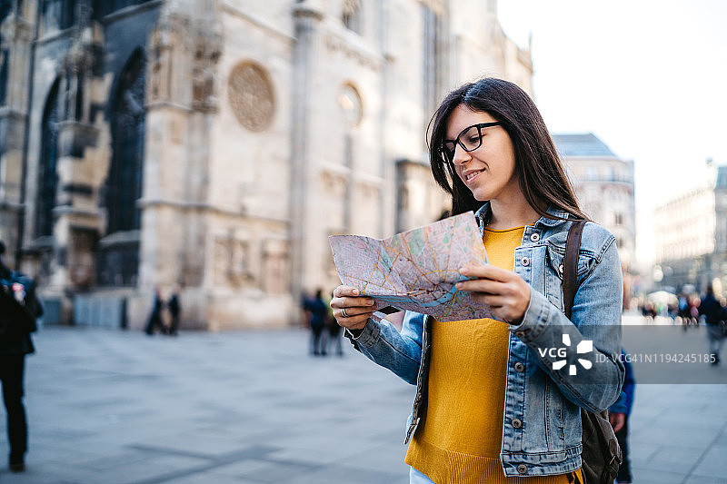 在维也纳旅行的女子图片素材