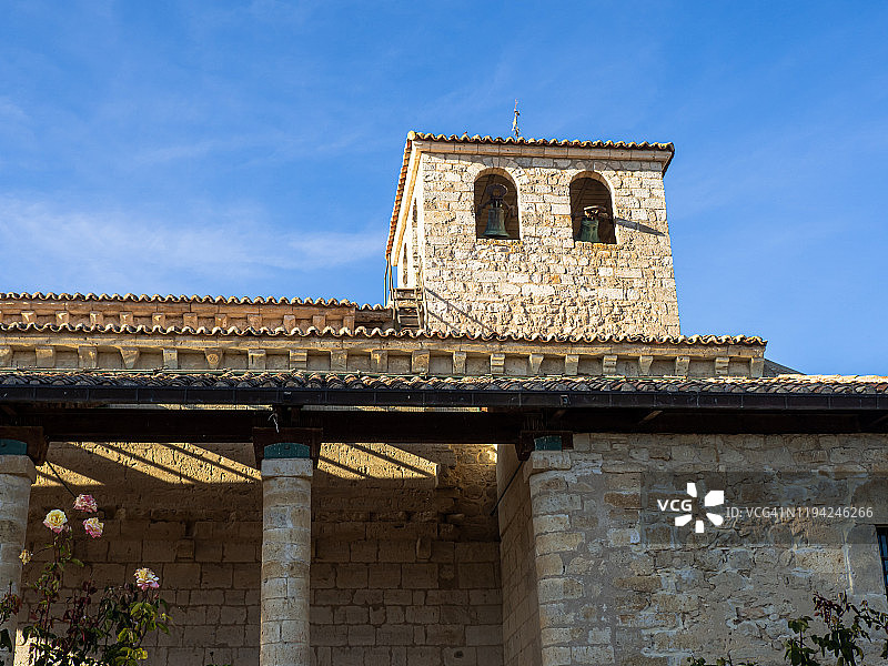 瓦姆巴教堂，罗马式风格，有柱子和带有两个钟的钟楼图片素材