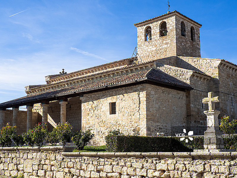 瓦姆巴教堂，罗马式风格，有柱子和带有两个钟的钟楼图片素材