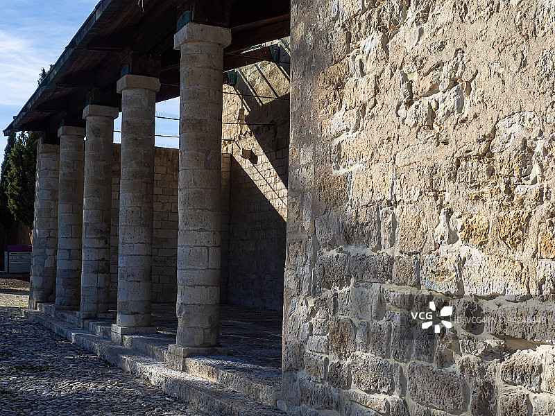 阳光穿过万巴罗马式教堂的入口图片素材